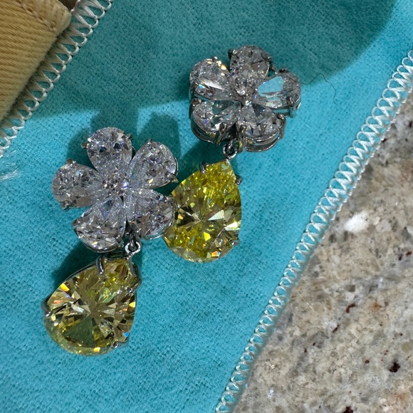 MAGNIFICENT COSTUME JEWELRY CLIP ON EARRINGS - Picture 3 of 12